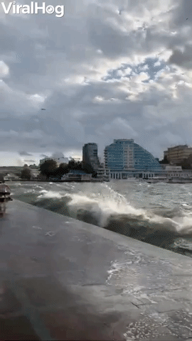 Massive Wave Splashes Pedestrians in Sevastopol