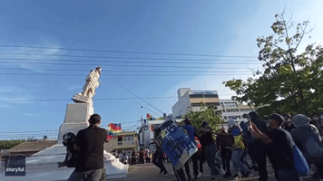 Colombian Protesters Topple Statue of Christopher Columbus in Barranquilla