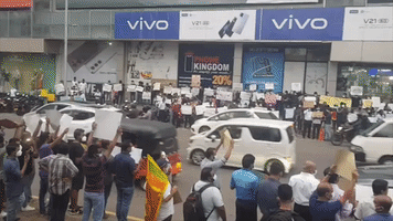 Sri Lankan IT Professionals Line Street in Protest Over Economic Crisis