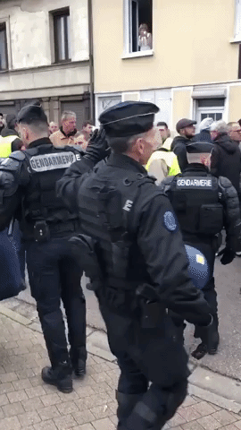 Police Clear Yellow Vest Protesters From Town Ahead of Macron's Arrival for 'National Debate'
