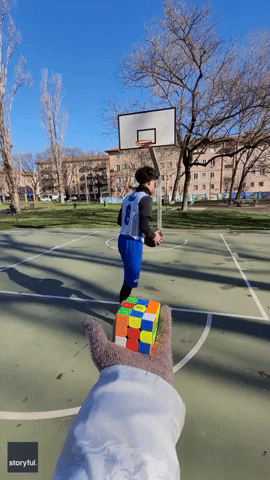 'Mamba Mentality': YouTuber Hits Three-Point Throw and Solves Puzzle in Seconds