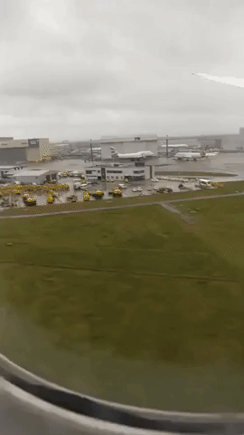 Passengers Scream as Plane Pulls Up Just Before Landing at Heathrow Airport