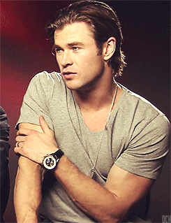 chris hemsworth GIF