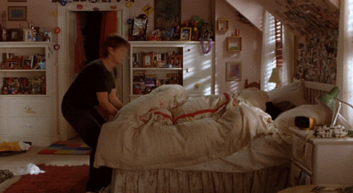News MEI - Edição 24 - GIF cômico de homem tentando tirar uma pessoa da cama.
