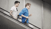 Zweimann laufen unterwegs joggen ubahn GIF