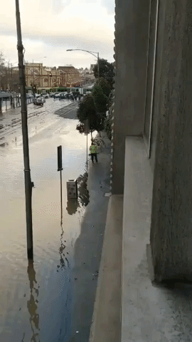 Burst Water Main Floods Melbourne's Victoria Street