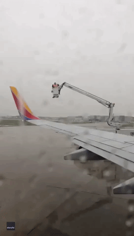 Dance While You De-Ice: Milwaukee Airport Employee Entertains Delayed Passenger