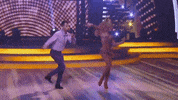 mira quien baila baile GIF by Univision Entretenimiento