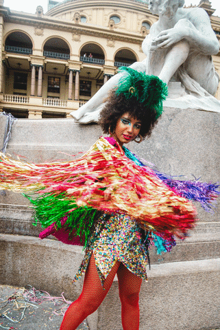 mulher vestida com roupas coloridas, ajudar um turista em inglês