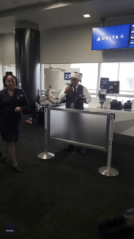 Delta Employee Spreads Christmas Cheer at LAX Boarding Gate