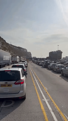 Travelers Face Another Day of Long Waits at English Channel Crossing