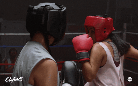 Deux femmes qui boxe, sport de combat pour femmes