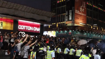 Hong Kong Police Use Batons on Mong Kok Protesters
