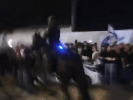 Mounted Police Disperse Protesters, Evacuate Israeli PM's Wife From Tel Aviv Hair Salon