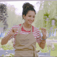 VIER happy dance bake off patricia GIF