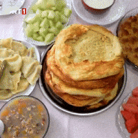 Hungry Dinner Table GIF by TRT