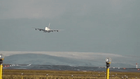 Airbus A380 Makes Difficult Crosswind Landing in Manchester
