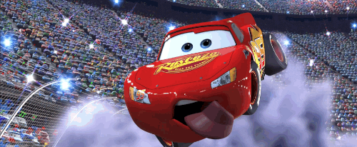Animované autíčko letící vzduchem z animáku Cars.