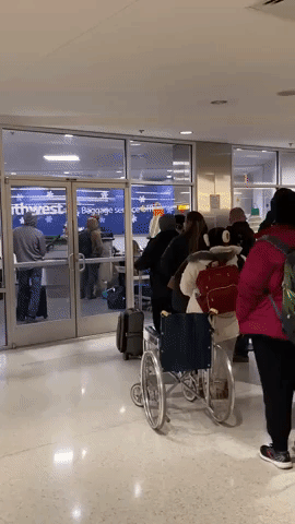 Passengers Wait Hours for Bags at Maryland Airport on Christmas Eve