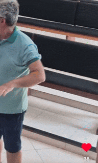 Arnom Cardoso Feliz e Dançando