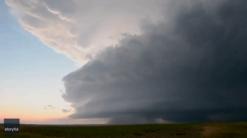 Storm Chaser Captures Mesmerising Supercells in South Dakota