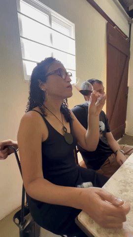 Denise degustando vinhos da Vinícola Inconfidência.